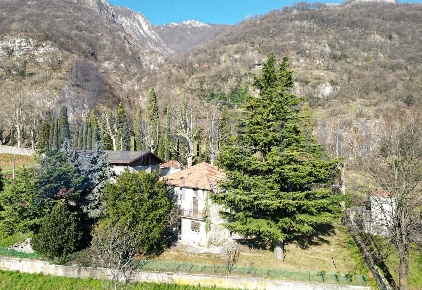 Foto Rustico a Valmadrera di 302 m² con 6 locali in vendita