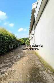 Foto Laboratorio a Agliana Centro di 700 m² con 4 locali in vendita