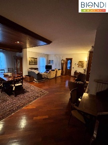Foto Appartamento in Via Quarenghi, Bergamo Stazione di 170 m² con 8 locali