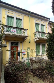 Foto Case semi ndipendenti a Stradella Centro di 440 m² con 11 locali