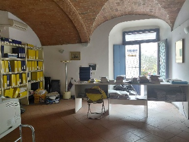 Foto Negozio a Montelupo Fiorentino Centro di 95 m² con 2 locali in vendita