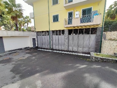 Foto Magazzino a Mascalucia Centro di 400 m² con 1 locali in vendita