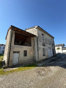 Foto Magazzino a Castelvetro Piacentino di 335 m² con 4 locali in vendita
