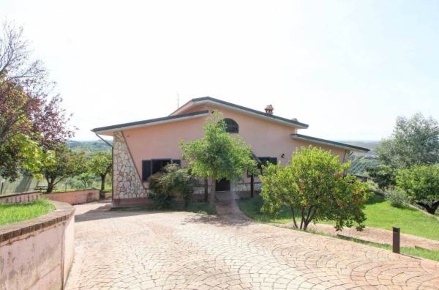 Foto Villa unifamiliare a Monterotondo Centro di 650 m² con 12 locali