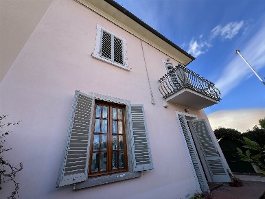 Foto Villa unifamiliare a Pistoia Stadio di 185 m² con 10 locali in vendita