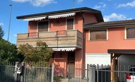 Foto Villa a schiera in VIA XI SETTEMBRE 2001 10, Massalengo di 449 m²