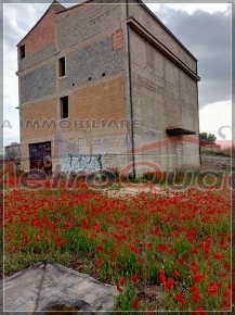 Foto Villa unifamiliare a Delia di 648 m² con 8 locali in vendita