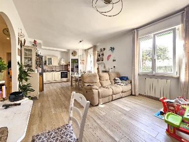 Foto Appartamento a Cecina Cecina Centro di 101 m² con 4 locali in vendita