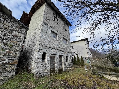 Foto Rustico in Via Giavere, Samolaco Era di 177 m² con 4 locali in vendita