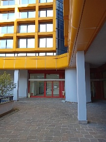 Foto Negozio in Via Raffaello Sanzio - Via Vittorio Veneto 2-8, Gallarate