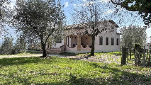 Foto Villa unifamiliare a Cantalupo in Sabina di 220 m² con 8 locali