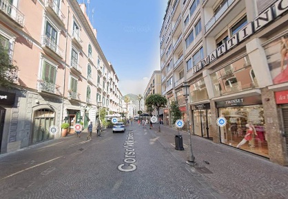 Foto Negozio in Corso V. Emanuele, Salerno Centro di 250 m² in affitto