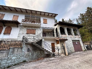 Foto Casa indipendente a Pioraco Centro di 196 m² con 6 locali in vendita