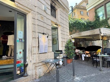 Foto Locale commerciale in Piazza della suburra, Roma Monti di 120 m²