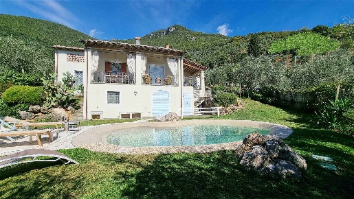 Foto Rustico a Camaiore Camaiore Paese di 130 m² con 9 locali in vendita