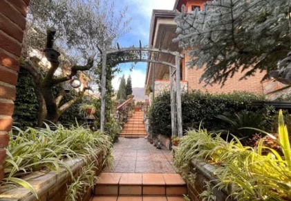 Foto Villa bifamiliare a Monteforte Irpino Centro di 230 m² con 8 locali