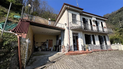 Foto Casa indipendente a Ameglia Centro di 130 m² con 4 locali in vendita