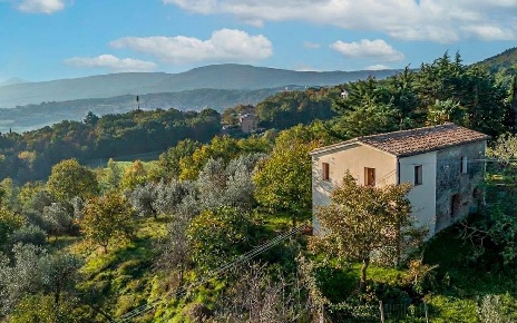 Foto Rustico a Chianciano Terme Centro di 116 m² con 7 locali in vendita