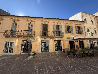 Foto Locale commerciale in CORSO DE PARMA, Vasto Centro Storico di 80 m²