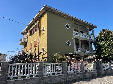 Foto Appartamento a Cadeo Roveleto di 164 m² con 8 locali in vendita