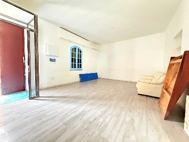 Foto Attività commerciale a Sinnai di 66 m² con 3 locali in affitto