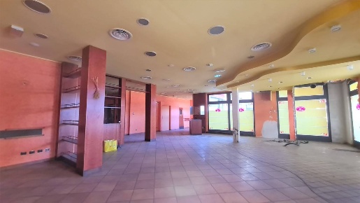 Foto Negozio in Via  Kennedy 2, Correzzana Centro di 281 m² con 10 locali