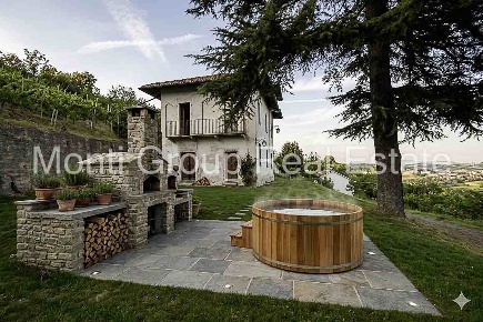 Foto Rustico a Acqui Terme di 210 m² con 10 locali in vendita