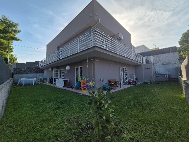 Foto Villa unifamiliare in Via Ugo Foscolo 16 16, Pedara Centro di 190 m²