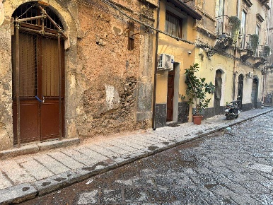 Foto Negozio in Pistone  9, Catania Centro Storico di 42 m² con 2 locali
