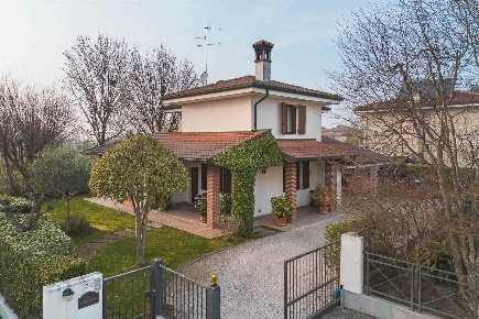 Foto Casa indipendente a Mantova Angeli di 187 m² con 5 locali in vendita