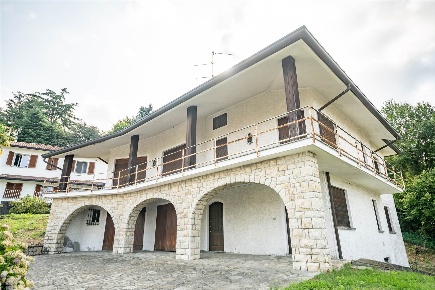 Foto Villa unifamiliare in Via Don Ronchi  18, Dolzago Centro di 279 m²