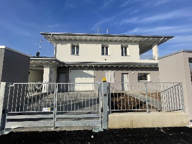 Foto Attico in via isser, Treviglio di 124 m² con 4 locali in vendita
