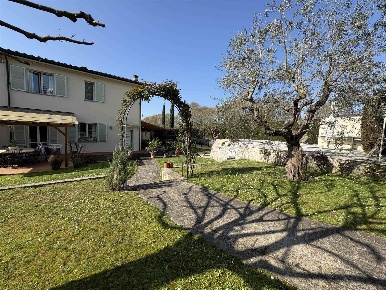 Foto Appartamento a Firenze Castello di 330 m² con 10 locali in vendita