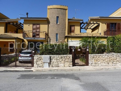 Foto Villa a schiera in Traversa Sinerchia 44, Siracusa di 153 m²