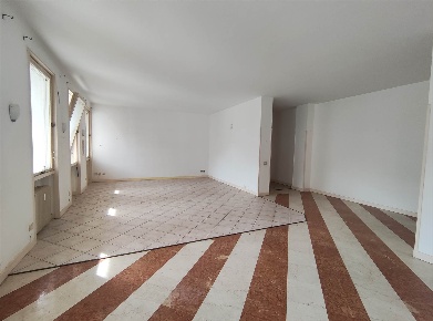 Foto Appartamento a Biella Centro Storico di 240 m² con 5 locali in affitto