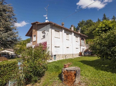 Foto Villa unifamiliare a Palagano di 210 m² con 8 locali in vendita