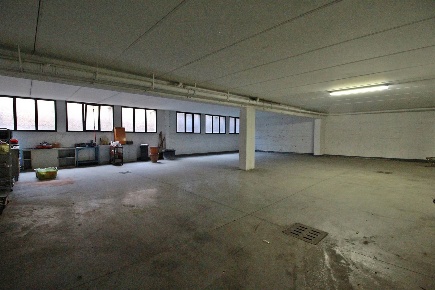 Foto Magazzino in Via Giuseppe Di Vittorio, Vimodrone di 330 m² in vendita