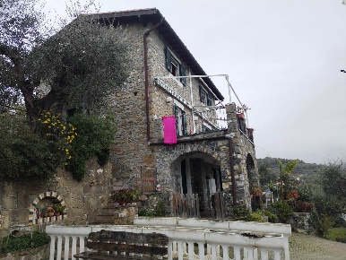 Foto Villa bifamiliare a Dolceacqua di 200 m² con 6 locali in vendita