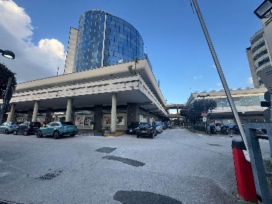 Foto Attività commerciale in VIA NAZIONALE DELLE PUGLIE, Centro di 100 m²