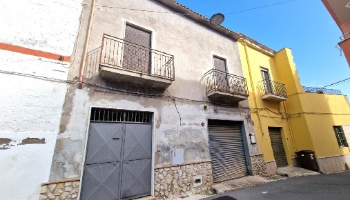 Foto Casa indipendente in Via Settembrini, Mondragone di 200 m² in vendita