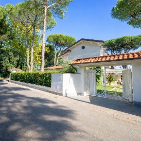 Foto Villa unifamiliare a Forte dei Marmi Cinquale di 270 m² con 10 locali
