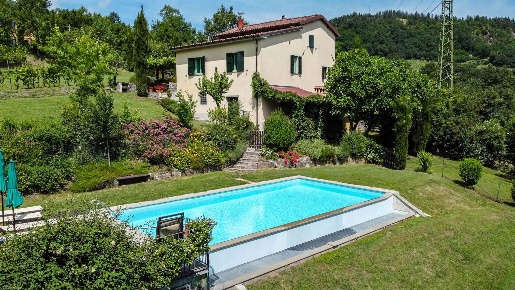 Foto Rustico in Via dei Venti 1, Camporgiano Centro di 180 m² con 7 locali