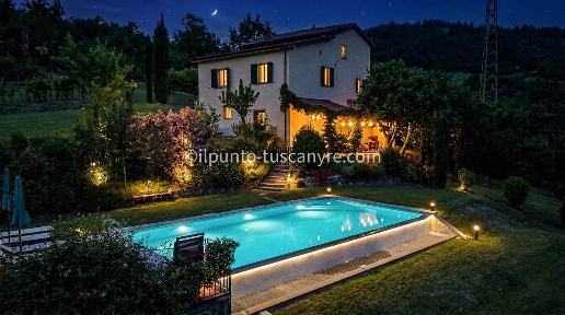 Foto Rustico in Via dei Venti 1, Camporgiano Centro di 180 m² con 7 locali