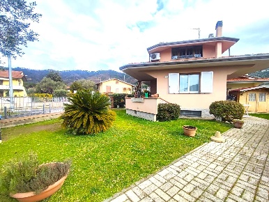Foto Villa bifamiliare a Massarosa Massarosa Paese di 169 m² con 8 locali