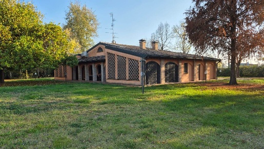 Foto Villa unifamiliare a Soliera di 235 m² con 10 locali in vendita