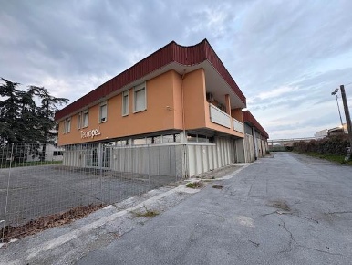 Foto Capannone industriale a Fucecchio di 550 m² con 5 locali in affitto
