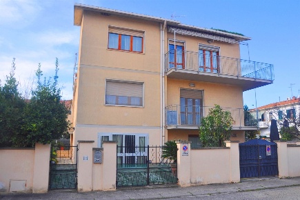 Foto Appartamento a Cecina Cecina Centro di 100 m² con 4 locali in vendita