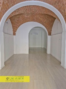 Foto Locale commerciale a Pontedera Centro di 65 m² con 2 locali in affitto