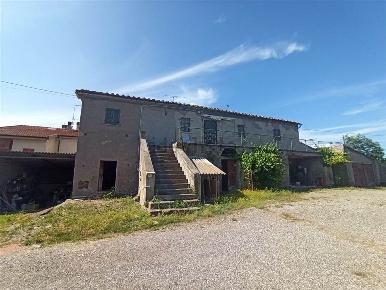 Foto Rustico a Montecatini Val di Cecina di 500 m² con 15 locali in vendita