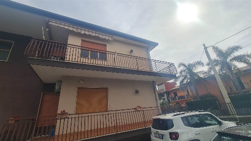 Foto Appartamento a Giarre Centro di 100 m² con 5 locali in vendita